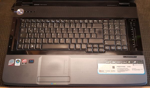 Gebrauchter Laptop mit 18,4" Full-HD-Display und Windows 7
