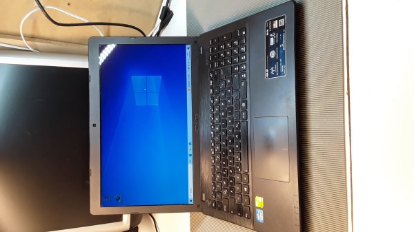 Gebrauchter Laptop Asus mit Intel i3 15,6"-LED 8 GB-RAM 240 GB-SSD Win 10